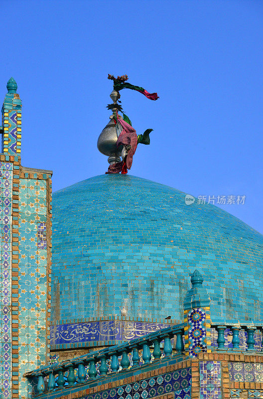 阿里的神社(Hazrat Ali Mazar)，圆顶和天空，马扎里沙里夫，巴尔赫省，阿富汗